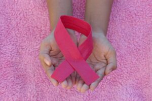 Octobre rose : l’importance de l’accompagnement à domicile pendant un traitement contre le cancer