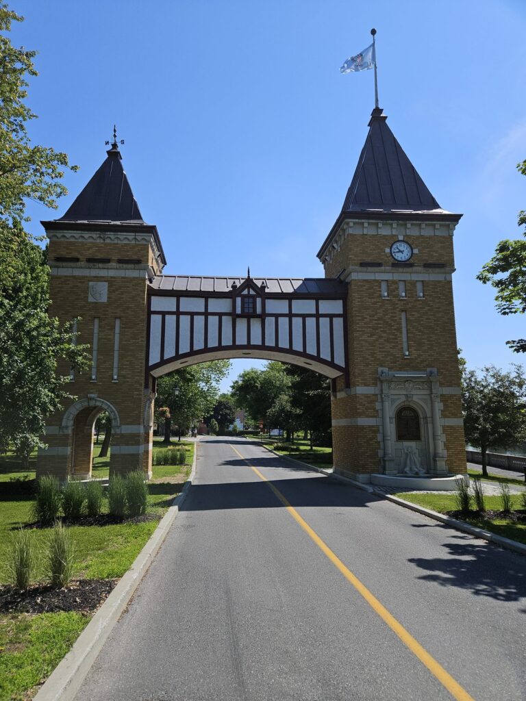 Porte des Maires gate in Saint-Hyacinthe